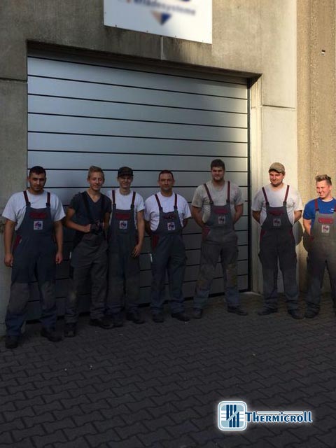 Chiusure industriali e porte rapide: una delle squadre montaggio